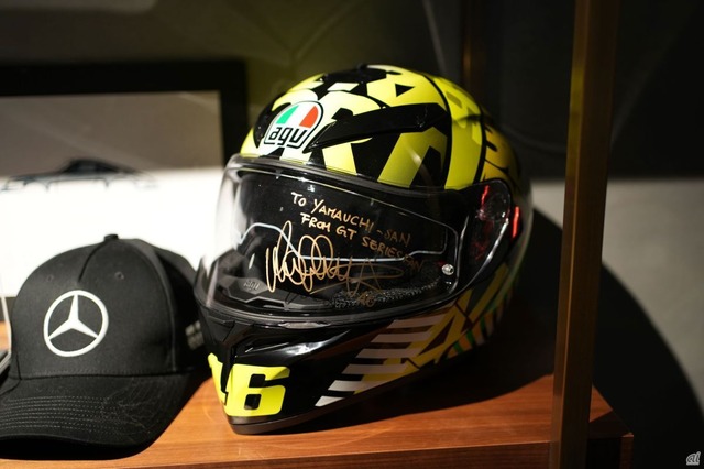 　オートバイレーサーのバレンティーノ・ロッシ選手のヘルメット。バイザーにサインが書かれている。
