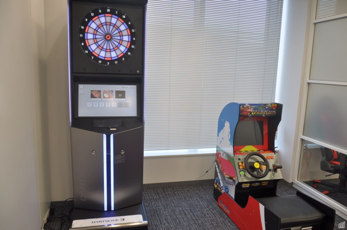 オフィスの一角には、「DARTSLIVE3」やゲーム筐体が置かれている