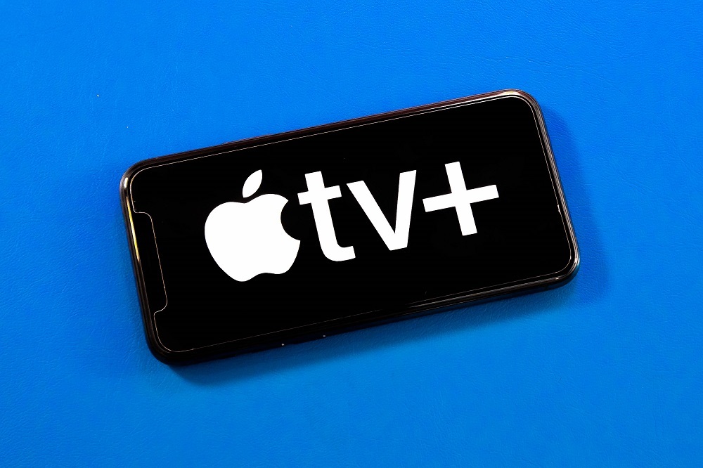 Apple TV+のロゴを表示したスマートフォン