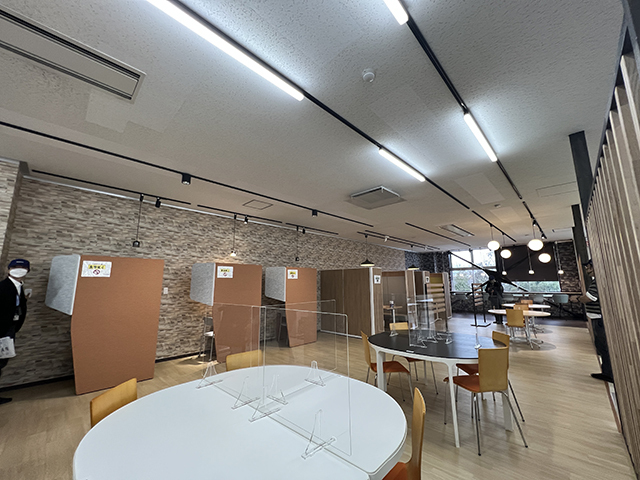 3階の社員食堂の脇に「メリハリ照明手法」を採用したカフェスペースを併設。カフェ風の照明カウンターのほか、集中できるスペースを確保
