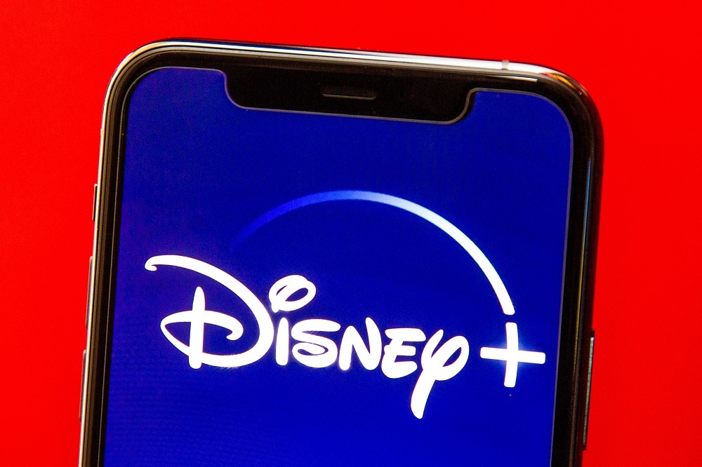 Disney+のロゴを表示したスマホ