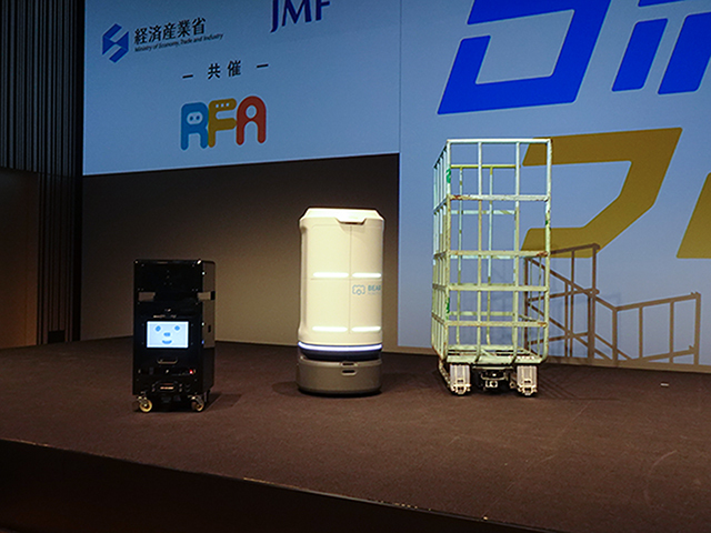 左から、「Cuboid」（配送ロボット）、「Servi Lift」（配膳ロボット）、「MRS02」（リネン配送ロボット）