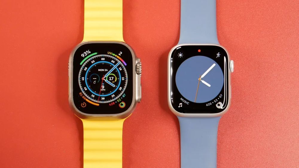 Apple Watch Ultra（左）とApple Watch Series 8