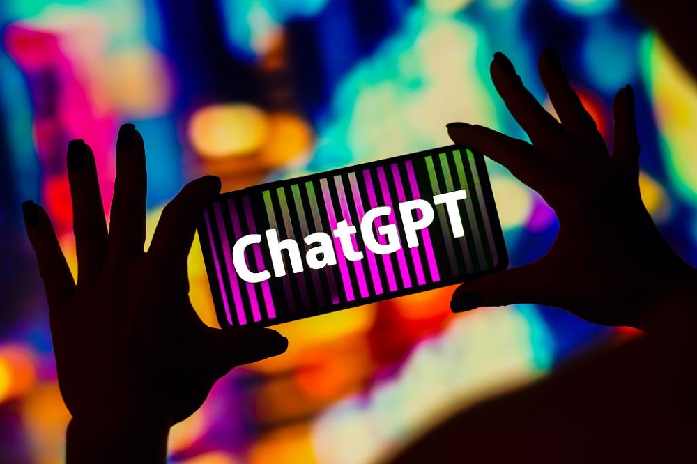 ChatGPTのロゴを表示したスマホ