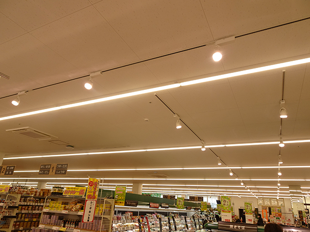 コープさっぽろ「そうえん店」の店内。一体型LEDベースライト「iDシリーズ」、ダウンライト、スポットライトなど計500台のLED照明を導入する