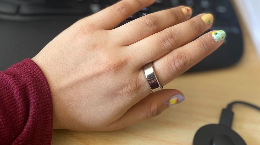 Oura Ringをつけた手
