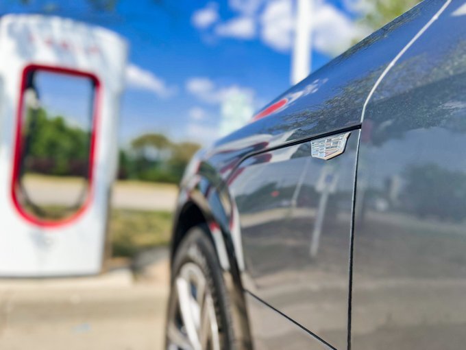 Tesla SuperchargerでGM製EVの充電が可能に（出典：GM）