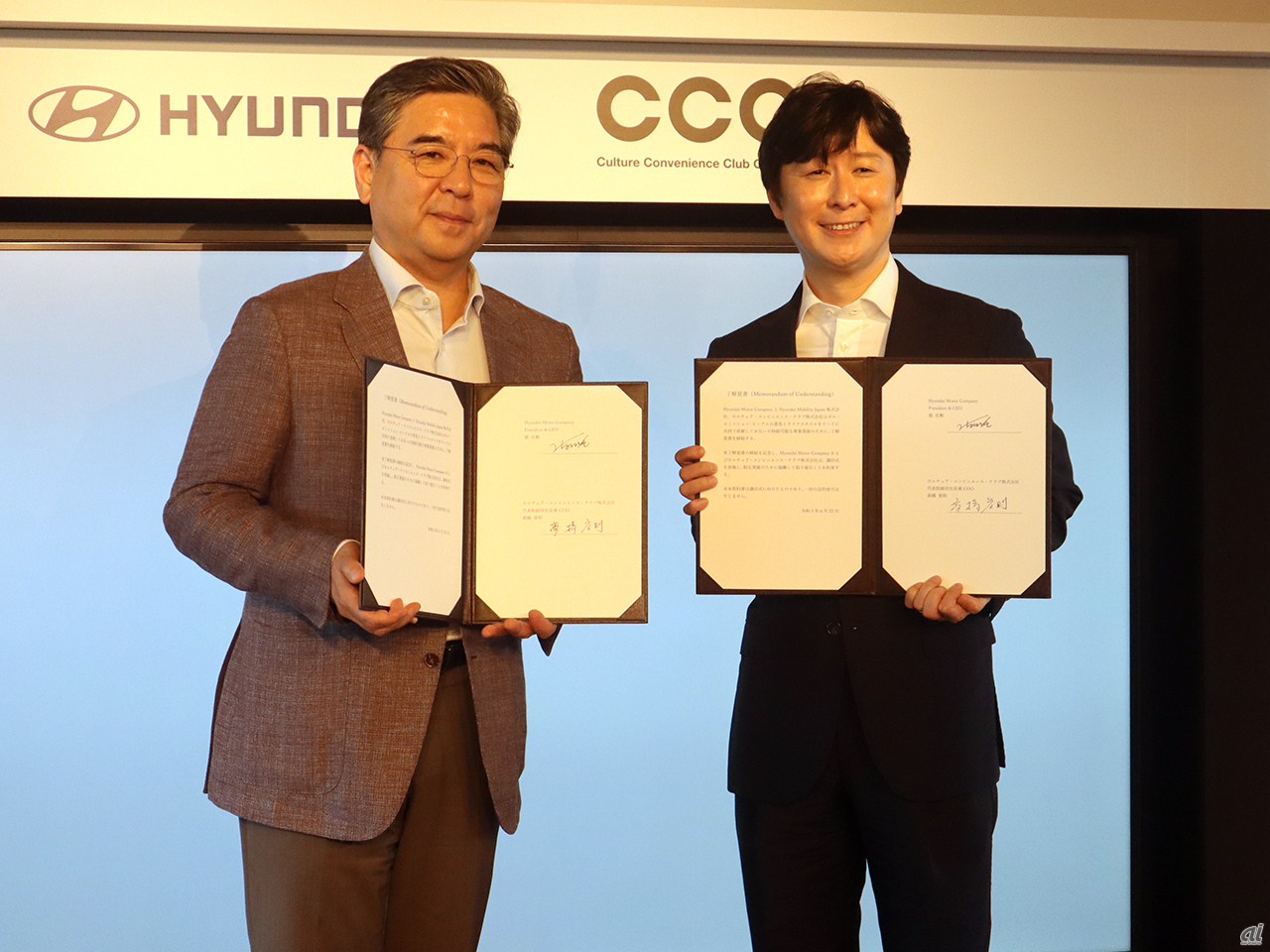 （左から）Hyundai Motor Company 代表取締役社長 兼 CEO 張在勲氏、カルチュア・コンビニエンス・クラブ 代表取締役社長 兼 COO 高橋誉則氏