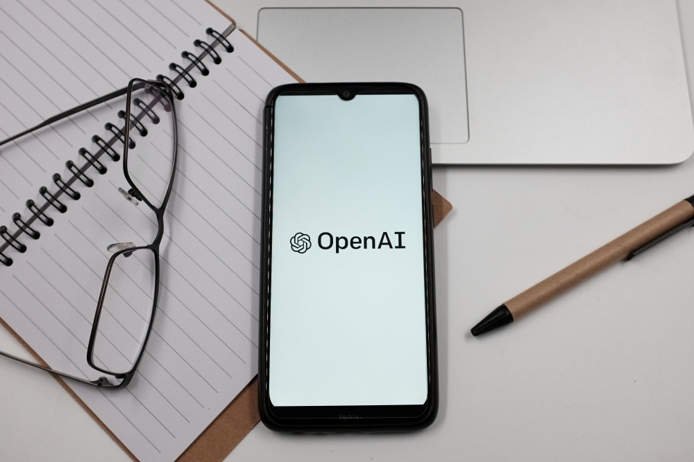 OpenAIのロゴが表示されたスマートフォン