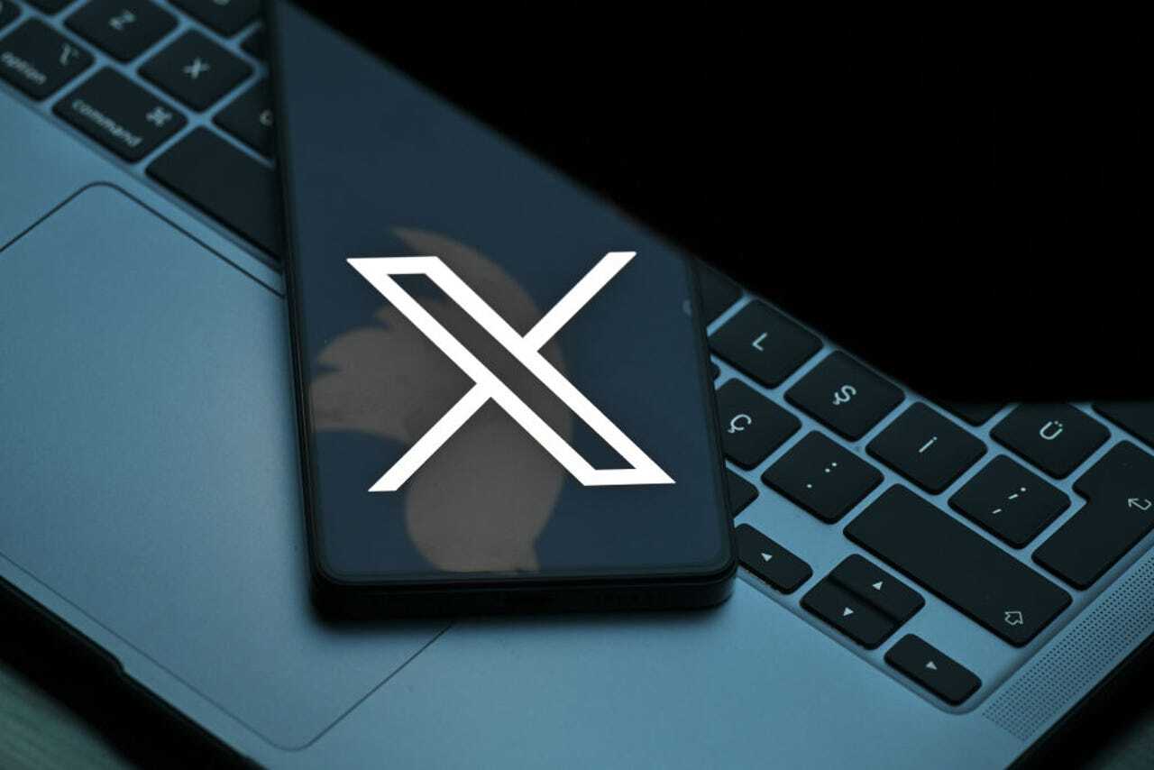 Xのロゴが表示されたスマートフォン