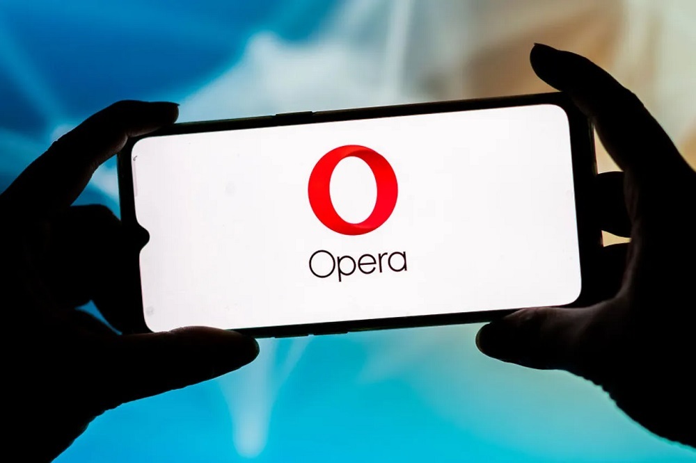 Operaのロゴを表示したスマホ