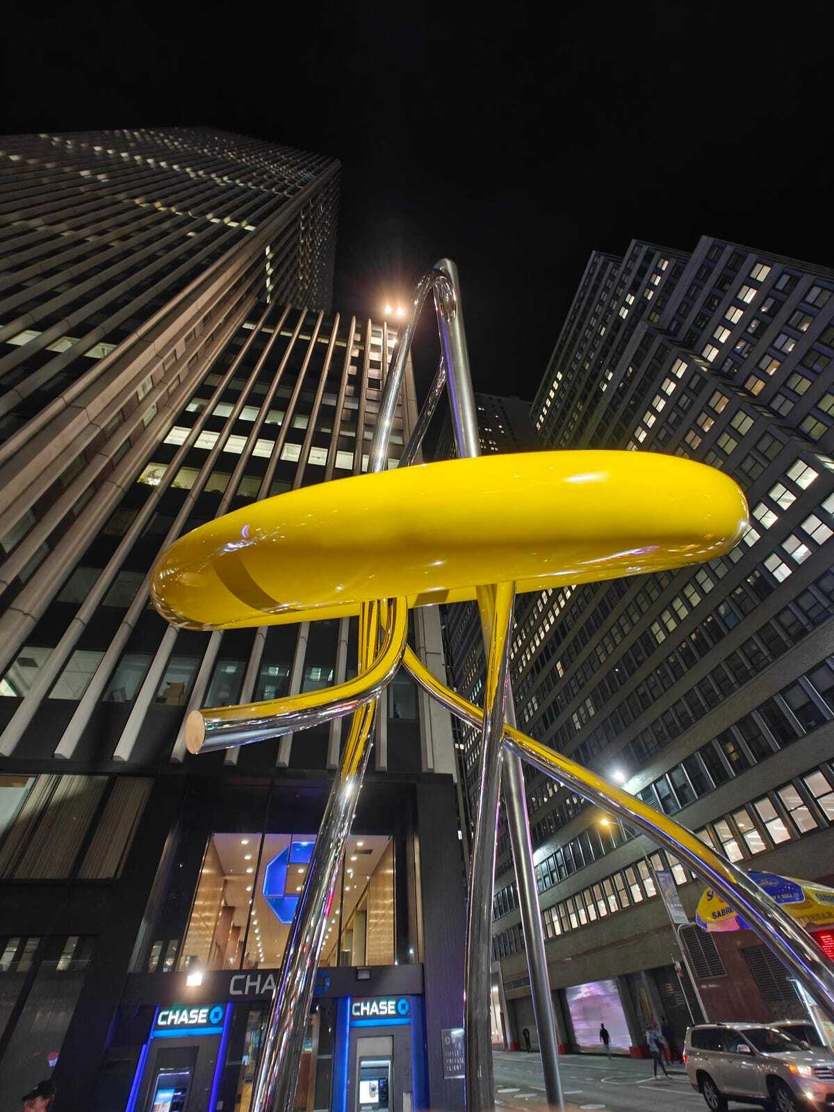 夜、ビル街にある黄色いオブジェを撮影した写真