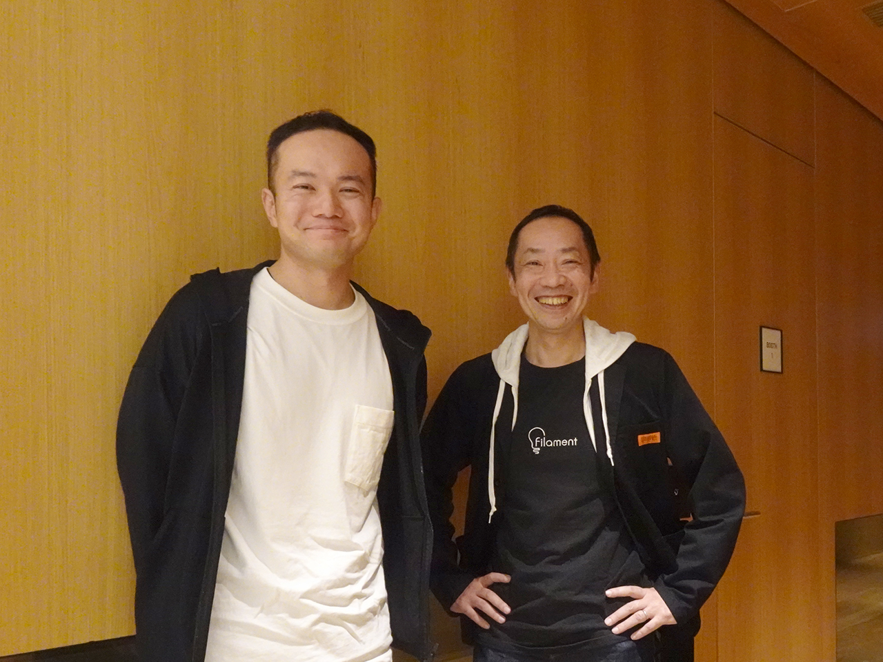 セブン銀行 セブン・ラボ 調査役の山方大輝氏（左）とフィラメントCEOの角勝氏（左）