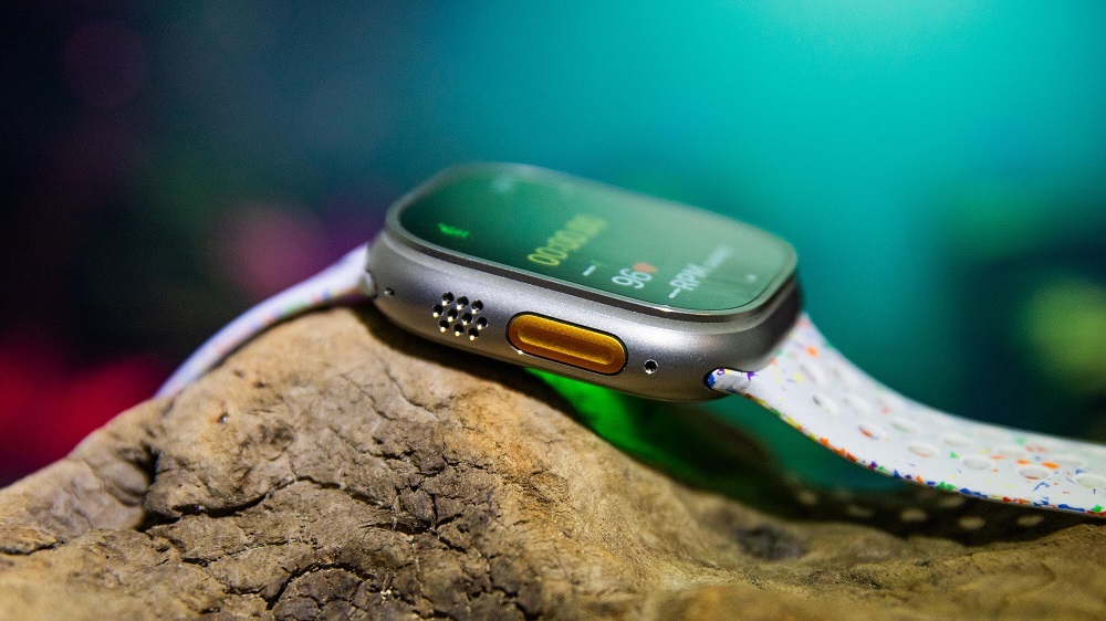 岩の上に置かれたApple Watch Ultra 2