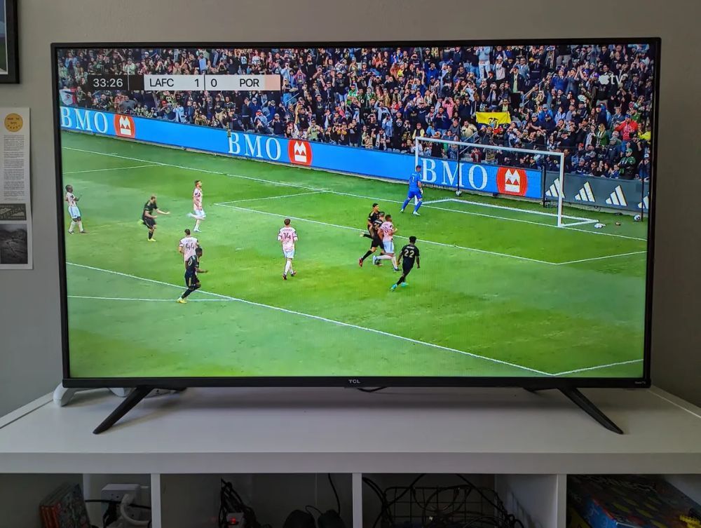 サッカーの試合を映すテレビ