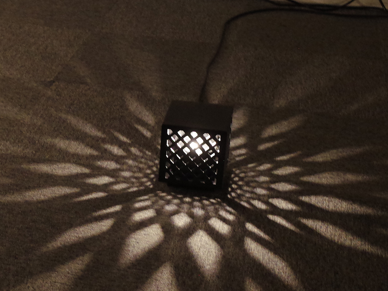 ゆらぐ光を演出する「LEDフラットランプ ゆらぎ点灯タイプ」とLEDフラットランプ対応照明器具「lucoeur（ルクール）」