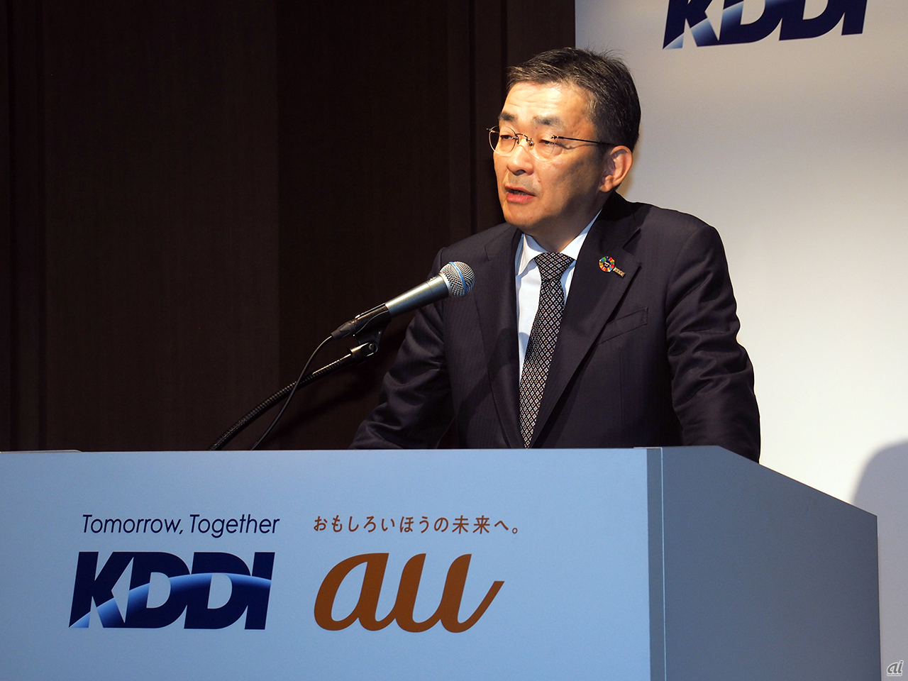 決算説明会に登壇するKDDI 代表取締役社長CEO 高橋誠氏