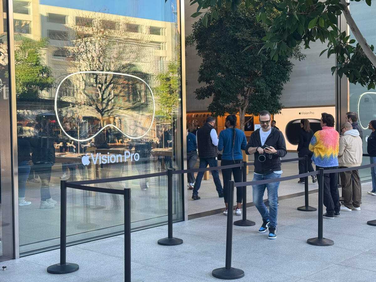 Apple Storeの前に並ぶ人々