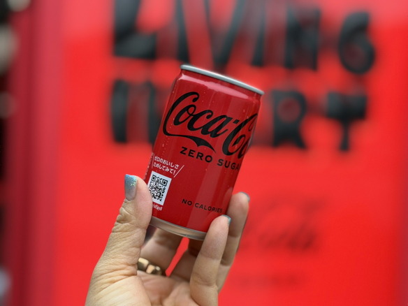 コーラが動き、語りかける--コカ・コーラのCM世界観を再現した期間限定店舗