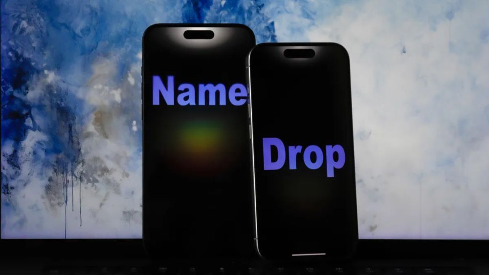 2台のスマートフォンに「Name」「Drop」と表示された様子