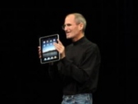 Appleが開催のイベントでiPadを披露するSteve Jobs氏
