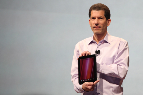 HP初の「webOS」搭載タブレット「TouchPad」を披露する同社シニアバイスプレジデントJon Rubinstein氏。
