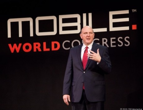 2011 Mobile World Congressの基調講演で壇上に立つBallmer氏