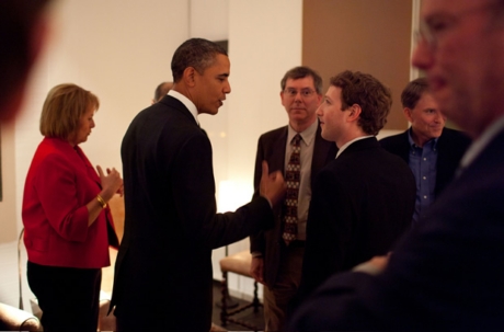 Obama大統領と話すMark Zuckerberg氏。左にはYahoo CEO Carol Bartz氏、そして、ぼやけてしまって分かりにくいが手前にはGoogle CEO Eric Schmidt氏の姿が見える。