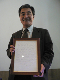 ソニー ビデオ・テレビ事業本部 LFX事業室 室長の前田　悟氏。いつもオフィスに飾っているというソニー創業者 盛田昭夫氏が書いた直筆の手紙を公開した