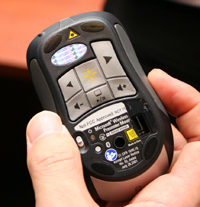 レーザーポインターとプレゼンテーションコントローラ、メディアリモートの4つの機能をひとつに集約したノート向けマウス「Wireless Notebook Presenter Mouse 8000」