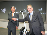 左：日本SGI代表取締役社長 CEOの和泉法夫氏。右：米国セグウェイ社 President and Chief Executive Officer James Norrod氏