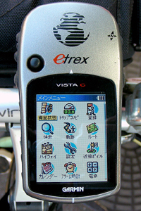eTrexのメインメニュー。左右側面のボタンとディスプレイ上のジョイスティックで操作する。機能は豊富だが、使うのは地図と軌跡とトリップコンピュータか。バッテリは単三を2本。三洋電機のエネループがお薦め。