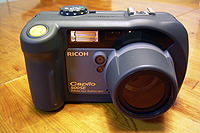 BCaplio 500SE-Wは、ボディの表面もラバーでコーティングされており、見るからにタフな外観だが、実際に軍用規格をパスするタフなデジタルカメラ