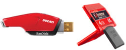 “左：サンディスク Extreme ドゥカティエディション USB フラッシュドライブ、右：サンディスク Extreme ドゥカティエディション SD プラス カード