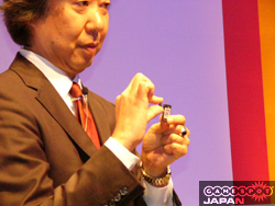 澤居大介氏が手に持っているのが「DSvision microSD」と「DSvision アダプター」。