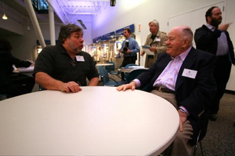 Commodoreの創業者Jack Tramiel氏と談笑するAppleの共同設立者Steve Wozniak氏。