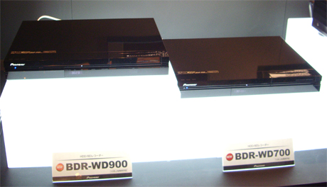 「BDR-WD900」（左）、「BDR-WD700」(右）