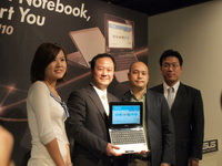 N10Jを持つ日本担当ゼネラルマネージャーのケビン・ドゥ氏（左から2番目）、NVIDIAのマーケティング マネージャーの平柳太一氏（同3番目）、アカウントマネージャーのビクター・チェン氏（右）