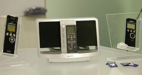 写真左より、フラッグシップモデル「ICR-PS603RM」、ラジオ付きモデル「ICR-RS110MF」、エントリーモデル「ICR-S003M」