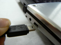 USBポートにケーブルを差し込み、PCと接続する