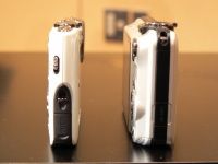 スリムなEX-FS10（左）とコンパクトなEX-FC100（右）