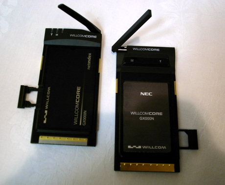 「XGP」専用端末。netindex製（左）とNECインフロンティア製（右）