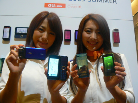 左から、「Mobile Hi-Vision CAM Wooo」「biblio（ビブリオ）」「SOLAR PHONE SH002」「Sportio water beat」