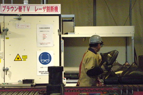 ブラウン管テレビのレーザー光割断機