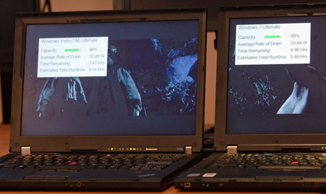 DVD再生による比較。Windows Vista Ultimateシステム（左）において見積もられた電池寿命は4.14時間。Windows 7 Ultimateシステム（右）では5.5時間。