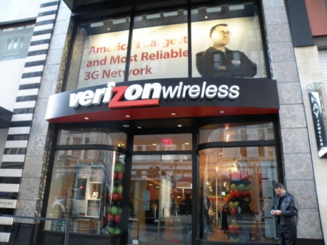 Droid発売当日、Verizon Wirelessのほとんどの店舗で長い行列ができることはなかった。
