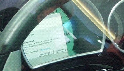 自動車のパネルにWindowsの警告画面