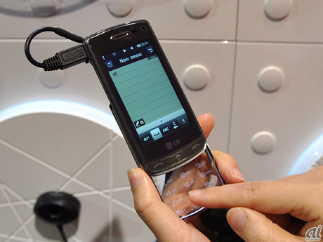 実はこちらが本家、世界初の透明数字キーパッド携帯、LGのGD900 Crystal