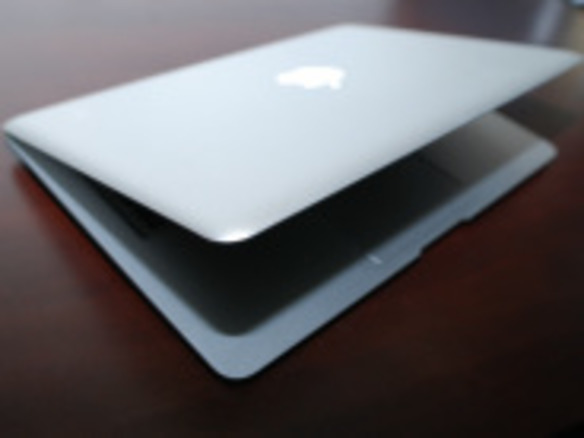 ノマディックなビジネススタイル、価格差約16万円の価値--アップル「MacBook Air (SSDモデル）」