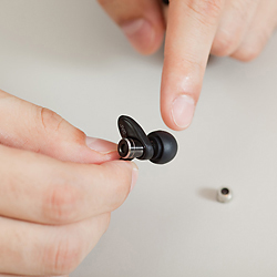 イヤーピースは耳穴のサイズに合わせてS･M･Lの3種類を用意。耳穴深くの密閉構造のため遮音性も高い。